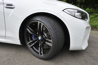 ホイールは19インチ。「Mコンパウンド・ブレーキ・システム」が標準装着となる。