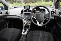 円形のアナログ回転計と四角いデジタル速度計を組み合わせたメータークラスターは、バイクのモチーフを生かしたデザインという。ナビゲーションシステムはディーラーオプション。