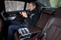 「BMWタッチ・コマンド」のタッチスクリーン式コントローラーは、取り外してタブレット端末として使うことも可能。