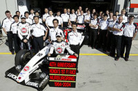 
	1964年8月2日、ニュルブルクリンク（もちろんオールドコース）でデビューしたホンダは、40周年目を祝った。ちなみに当時の結果は、ロニー・バックナムが22周リタイア。（写真＝本田技研工業）
	 