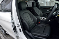 セットオプション「レザーエクスクルーシブパッケージ」を選択したテスト車の本革シート。標準では、ファブリックと合成皮革のコンビシートとなる。