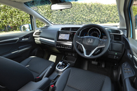 インテリアは、上質感の演出をテーマに開発された。写真は「フィットハイブリッド」のもの。
    