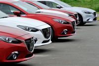 ずらりと並んだGVC搭載のテスト車両。「アクセラ」と「アテンザ」のFF車が用いられた。GVCは近い将来、マツダの市販モデルへの搭載が予定されているという。