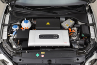 「A7 h-tron」の“エンジンルーム”を見る。「パサート ハイモーション」と同様に中央に燃料電池、その奥（黒い箱）にDC／DCコンバーターを搭載する。