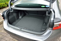 
    荷室。床下にバッテリーが置かれるハイブリッドモデル（写真）の場合、9.5インチのゴルフバッグが2個収納できる。
    