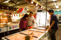 今回は漁港の産直センターで食材を購入。三崎港では年中無休の産直センターに加え、日曜の早朝には一般客向けの朝市も行われている。