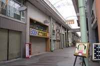 香川県丸亀市の中心部にあるアーケードの昼下がり。