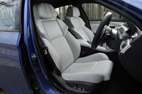 前席のMマルチファンクションシートは、サイドサポート付きシートバックを備え、Mモデル専用のステッチが施される。シートの前後、高さに加え、バックレストの角度や幅、ヘッドレストの高さなどが電動で調整できる。