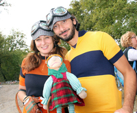 こちらは医師のミケーラさんと家具エージェントのアレッサンドロさん。持っているのは、イタリア人なら誰でも知っている伝説の老魔女ベファナ。