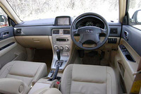 シートをはじめステアリングホイール、ATセレクトレバー、ハンドブレーキレバーも本革仕様。