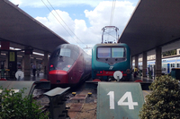 フィレンツェ・サンタマリア・ノヴェッラ駅にて。イタロ（写真左）とローカル線用電気機関車が並ぶ。