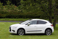 サイドビューは「C4」とはだいぶイメージが異なる。丸いルーフラインと短いリアオーバーハングがクーペ的な雰囲気を演出している。全長は「C4」より55mm短い。