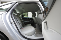 後席の様子。写真は、ミラノ本革仕様の「コンフォートシート」。