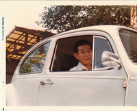 筆者の幼稚園・小学生時代を通じてわが家にあった「フォルクスワーゲン・ビートル」と筆者の父。1980年撮影。