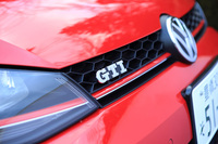 フロントまわりでは専用デザインのバンパーに加え、ハニカムメッシュのラジエーターグリルと赤いラインが「ゴルフGTI」の特徴となる。