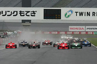 スタートシーン。最後列21番グリッドからスタートしたロイック・デュバルはただひとりスリックタイヤを選んだ。