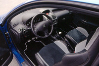 206のトップグレードらしく、オートエアコンや熱反射断熱ウィンドウスクリーン、雨滴感知センサー付きオートワイパー、オートヘッドライトなどを標準装備する。