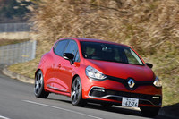 
	「ルーテシアR.S.トロフィー」では、ステアリング機構によりダイレクトなステアリングラックを用いるとともに、ギア比を14.5から13.2に変更している。
	