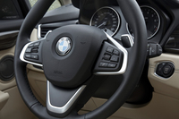 FFの駆動方式でBMWならではの走りを実現するため、電子制御パワーステアリングには、フリクションの低減を追求した新開発のシステムを採用している。