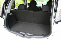 ベース車と同様のスペースが残された荷室。フロア下に車載充電器、DC/DCコンバータ、モーターなどが搭載される。