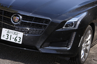 ヘッドランプは全車HID式で、「エレガンス」にはハイビーム自動切り替え機能も装備される。なお、テスト車に採用されていたブラッククロムのフロントグリルは、8万4000円（8%の消費税込み）のオプション品である。
    