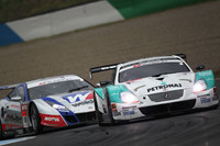 レース後半、激しい攻防を繰り広げたNo.1 PETRONAS TOM'S SC430 (脇阪 寿一/アンドレ・ロッテラー組）とNo.18 ウイダー HSV-010 (小暮卓史/ロイック・デュバル組）。
