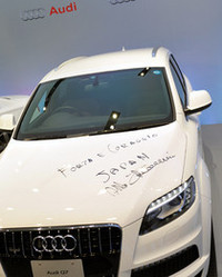 こちらは、ザッケローニ監督が「Q7」のボンネットに記したメッセージ。イタリア語で「勇気と力を日本に」。