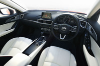 「アクセラスポーツ22XD Lパッケージ」のインテリア。電動パーキングブレーキが採用され、センターコンソールのデザインがすっきりした。