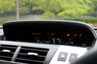 燃費やギアポジションなど、車両の状態を示す各種情報は、ダッシュボード中央上部の画面に表示される。