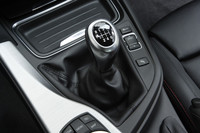 現在日本に導入される最新型「3シリーズ」のなかで、MTが選べるのは「320i」のみ。上級モデルの「328i」には用意されない。