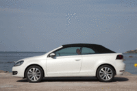 ソフトトップは電動式。低速ならば走行中でも操作ができる。（写真をクリックすると、ルーフ開閉の様子が見られます）