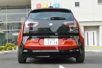 「BMW i3」を真後ろから見た図。到底、19インチタイヤを履いているとは思えない。
    