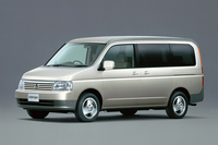 2001年4月に登場した2代目「ステップワゴン」。安全性を考慮して、車道側（右側）にはリアスライドドアが装備されなかった。