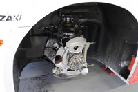 フロントホイールを外したところ。ブレーキディスクを冷却するためのダクトや、ホイールハウスを囲むカーボン材が目を引く。