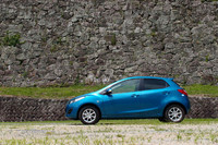 写真のボディカラー「アクアティックブルーマイカ」は、「13-SKYACTIV」の専用色。14インチのホイールサイズは他1.3リッターモデルと同様だが、そのデザインはオリジナルだ。