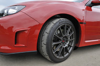 18インチの鍛造アルミに、ブリヂストンに専用チューンを依頼したというポテンザRE070（245/40R18）を履く。