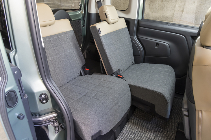 後席は前後320mmのスライド機構を搭載。一番前（写真奥）に設定しても子どもなら座れそうだ。