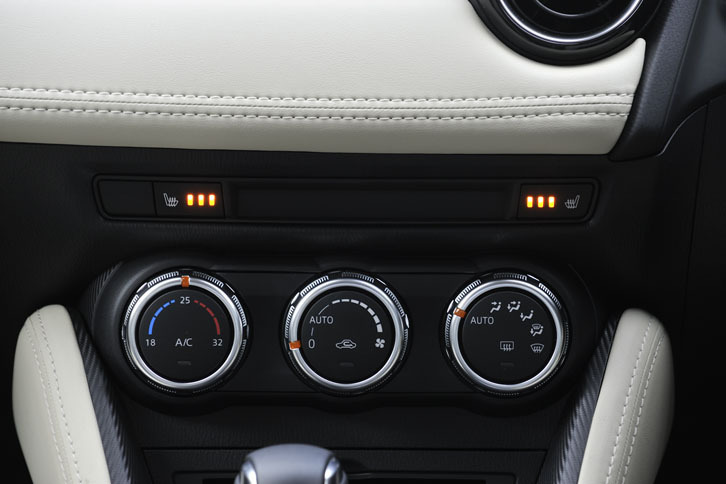 3段階の温度調整が可能なシートヒーターが運転席と助手席に採用された。オレンジ色の作動ランプがセンターパネルに配される。