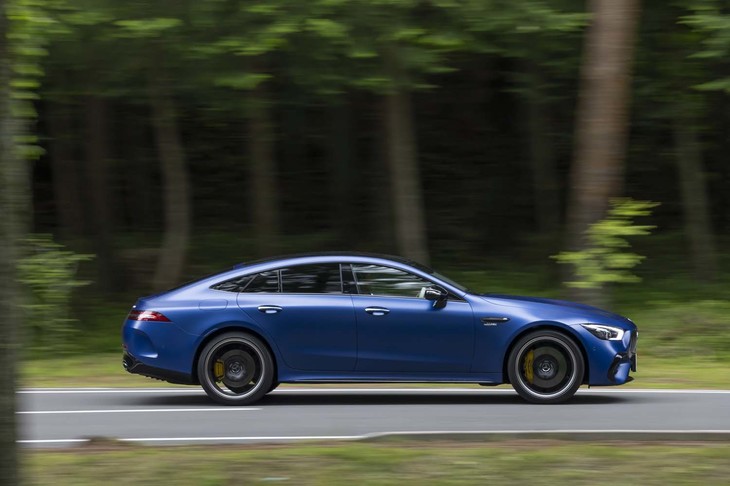 ボディーの全長は5050mmにも達する。「4ドアクーペ」を名乗るものの、実際にはリアに巨大なハッチゲートを備えた5ドアクーペである。