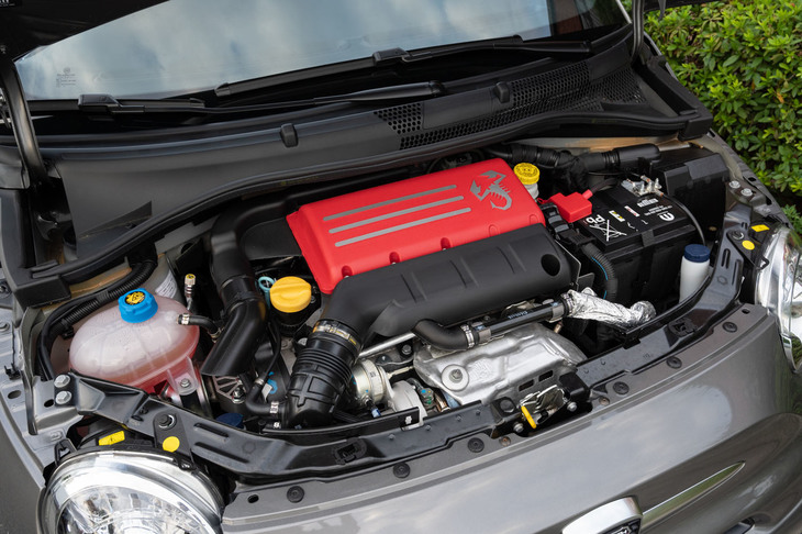 赤いヘッドカバーが目をひく1.4リッター直4ターボエンジン。最大トルクは210N・mだが、スポーツモードをオンにすると230N・mにアップする。