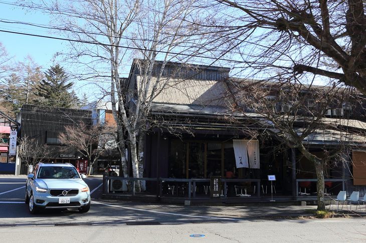 軽井沢で軽い昼食を済ませたら、あらためて雪を求めて出発。室内が静かに保たれているため、車内はストレス知らずだ。