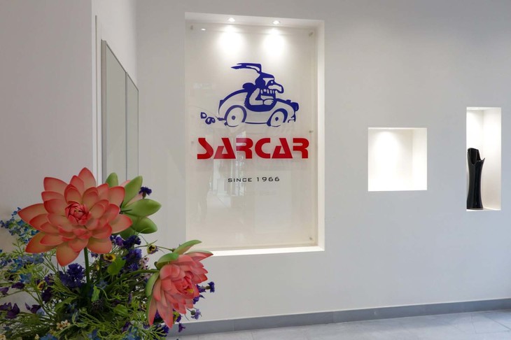 サルカーの社章。白い羽根をつけたネイティブアメリカンが運転している。