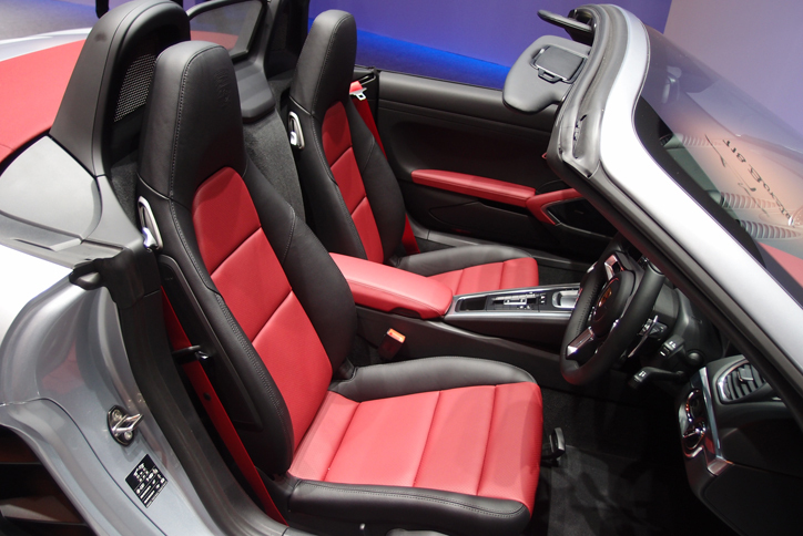 「718ボクスター」のインテリア。シートはヘッドレスト一体型。