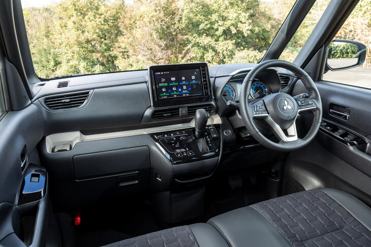 一見、まったくの新型車に見える「デリカミニ」だが、実は中身は「eKクロス スペース」を完全に継承。車内に乗り込んでみると、それが分かりやすい。