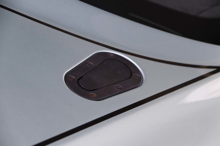 エンジンへはカウルを取り外してアクセスする。