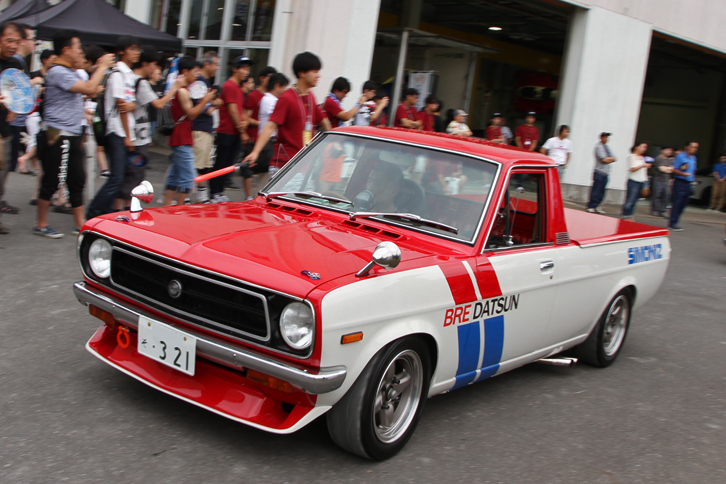アメリカで「510ブルーバード」や「ダットサン240Z」をレースで走らせていた、ピート・ブロック率いるBRE（ブロック・レーシング・エンタープライズ）のカラーリングを施された1988年「日産サニー トラック」。
