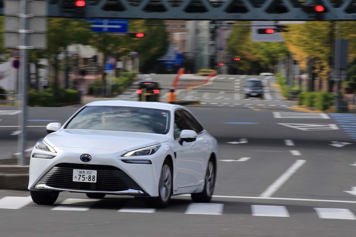 「アドバンストドライブ」はレベル2相当の自動運転機能であり、ドライバーの監視が必須ながら、高速道路での車線変更や追い越しまでもが自動化されている。