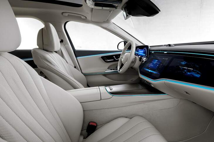 メルセデス・ベンツEクラス（フロントシート）