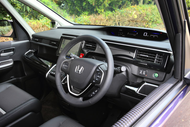 コックピット周辺部。「ステップワゴン モデューロX」のステアリングホイールは、ディンプルレザー仕立てとなっている。