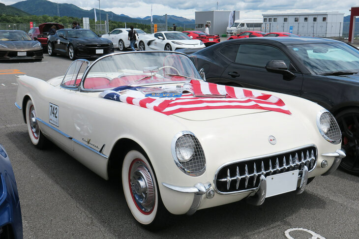 会場にはクラシックなモデルもちらほら。こちらは1955年製「シボレー・コルベット」。C1と呼ばれる初代コルベットだ。お話をうかがえればとオーナー氏を持ち受けていたのだが、ついに会うことはできず、記者は日射病になりかけて退散した。